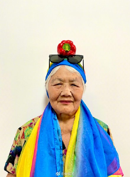 おばあちゃんを前衛(wèi)的にイメチェンしてみたら？