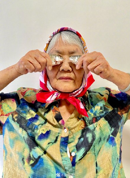 おばあちゃんを前衛(wèi)的にイメチェンしてみたら？