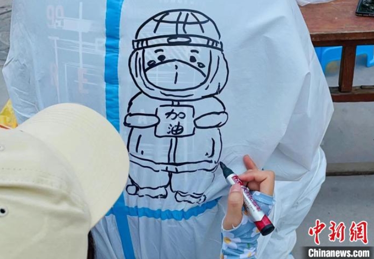 醫(yī)療従事者の防護(hù)服にイラスト描いてエールを送る美術(shù)教師　河北省
