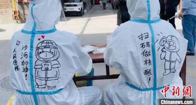 醫(yī)療従事者の防護服にイラスト描いてエールを送る美術(shù)教師　河北省