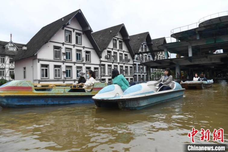 ボートから一風変わった景色を楽しむ観光客　重慶市