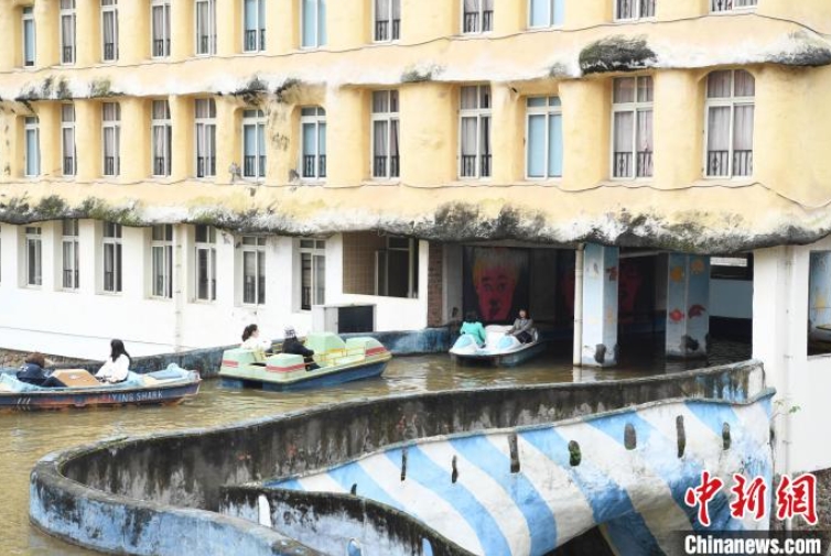 ボートから一風(fēng)変わった景色を楽しむ観光客　重慶市