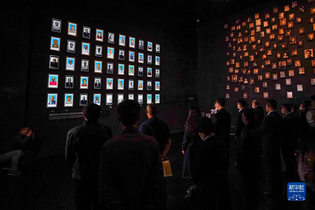 4月13日、中國侵略日本軍南京大虐殺遇難同胞紀(jì)念館で、哀悼の意を捧げる人々（撮影?李博）。