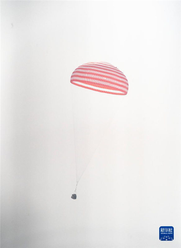 有人宇宙船「神舟13號」帰還モジュールが地球に著陸