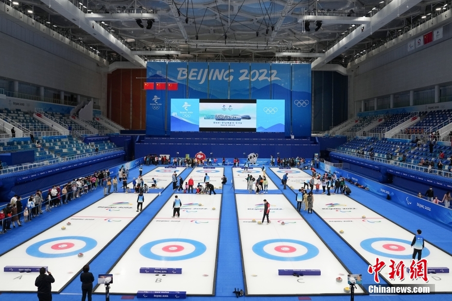 國家水泳センターでカーリングを體験する北京市民（4月16日撮影?崔楠）。