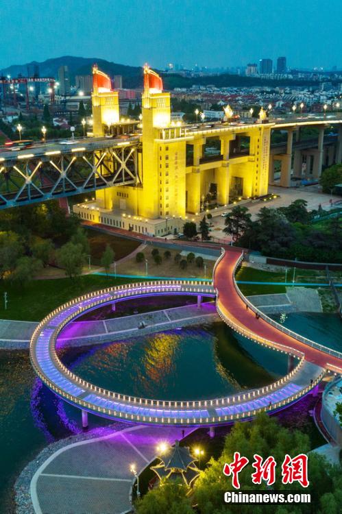 長(zhǎng)江大橋に濱江の新ランドマークが仲間入り　江蘇省南京