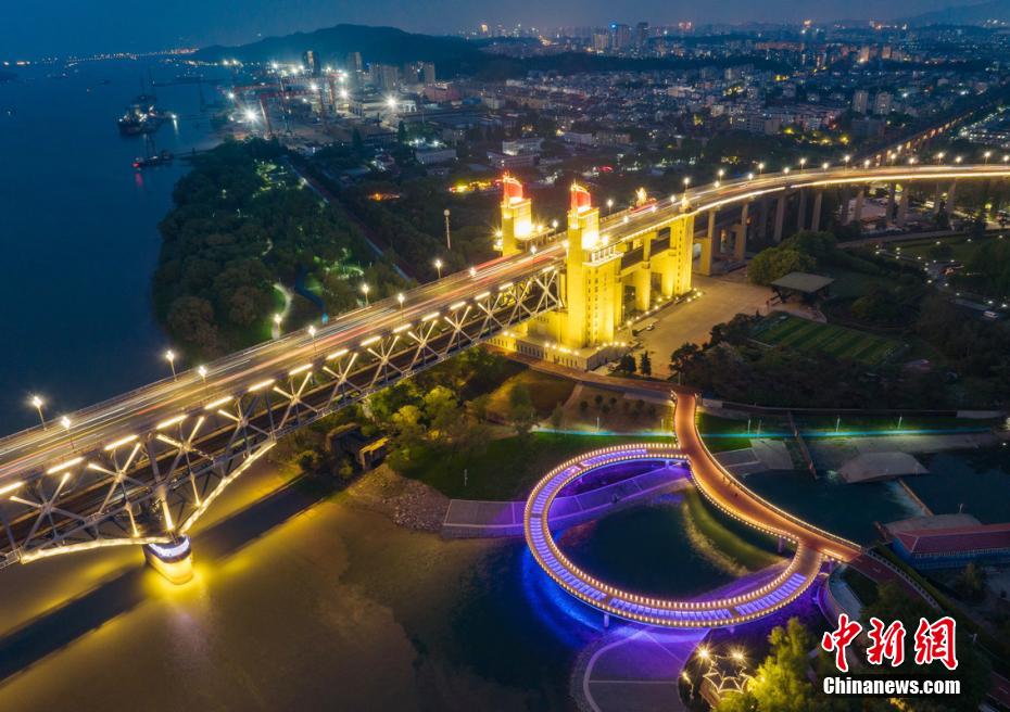 長(zhǎng)江大橋に濱江の新ランドマークが仲間入り　江蘇省南京