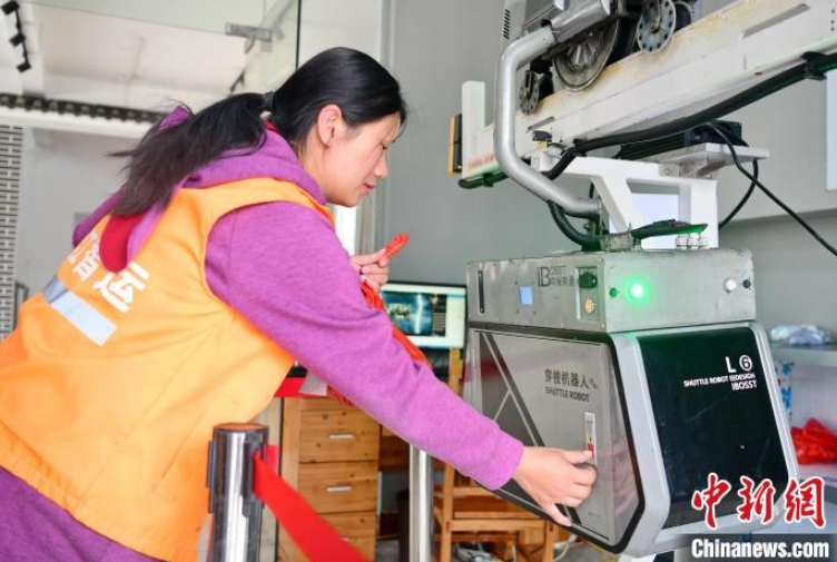 宅配「往來(lái)ロボット」がロープウェイで移動(dòng)　農(nóng)産物の出荷をサポート　江西省贛州