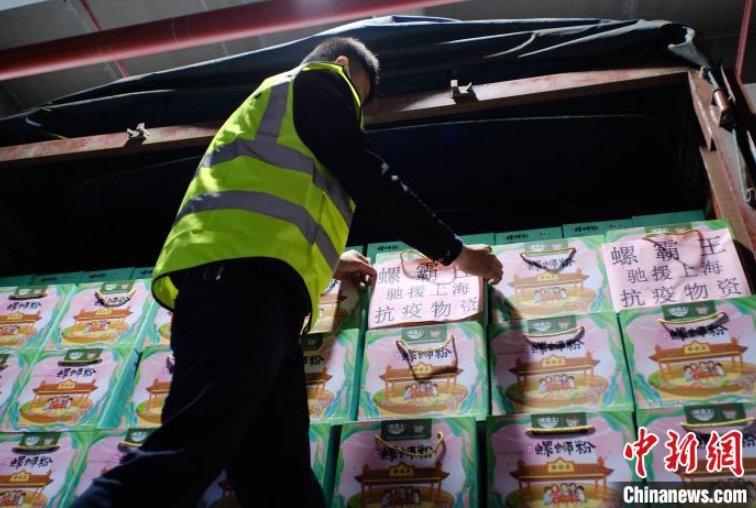 タニシ麺メーカーの倉庫で、寄贈物資を整理する職員（撮影?劉俊聡）。