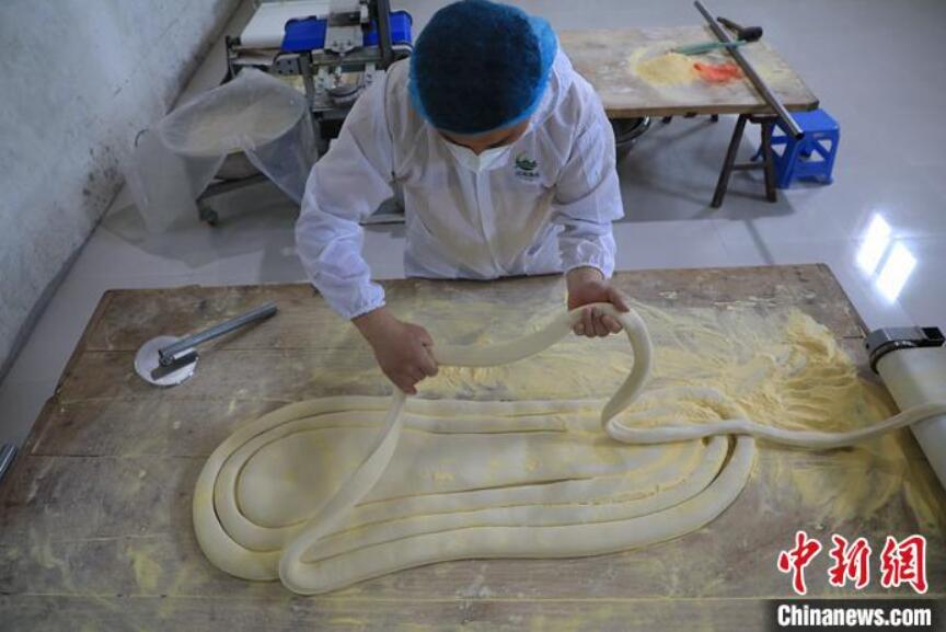 掛麺を作る劉俊峰さん（撮影?鄧小強(qiáng)）。