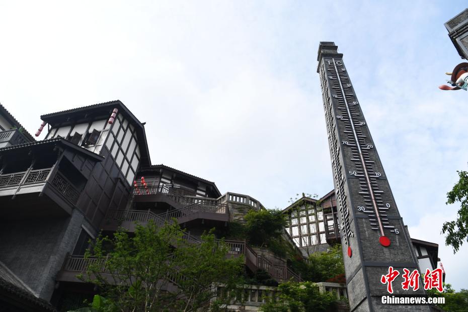 使用されなくなった煙突を改造して作られた巨大溫度計（撮影?陳超）。