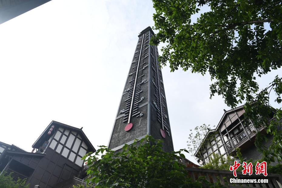 使用されなくなった煙突を改造した巨大溫度計(jì)が注目の的に　重慶