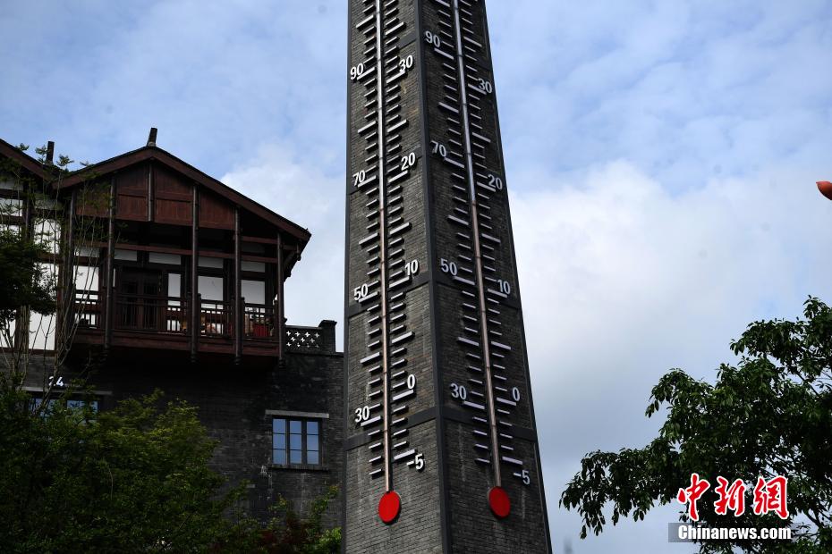 使用されなくなった煙突を改造した巨大溫度計(jì)が注目の的に　重慶