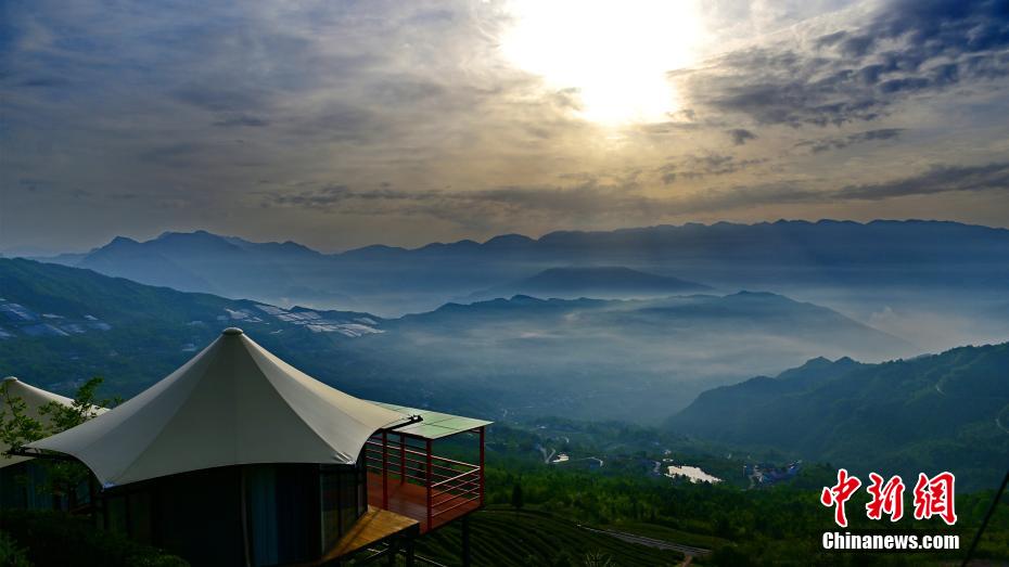 三峽ダムエリアの農(nóng)村で、壯麗な日の出を観賞　湖北省