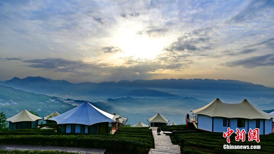 三峽ダムエリアの農(nóng)村で、壯麗な日の出を観賞　湖北省