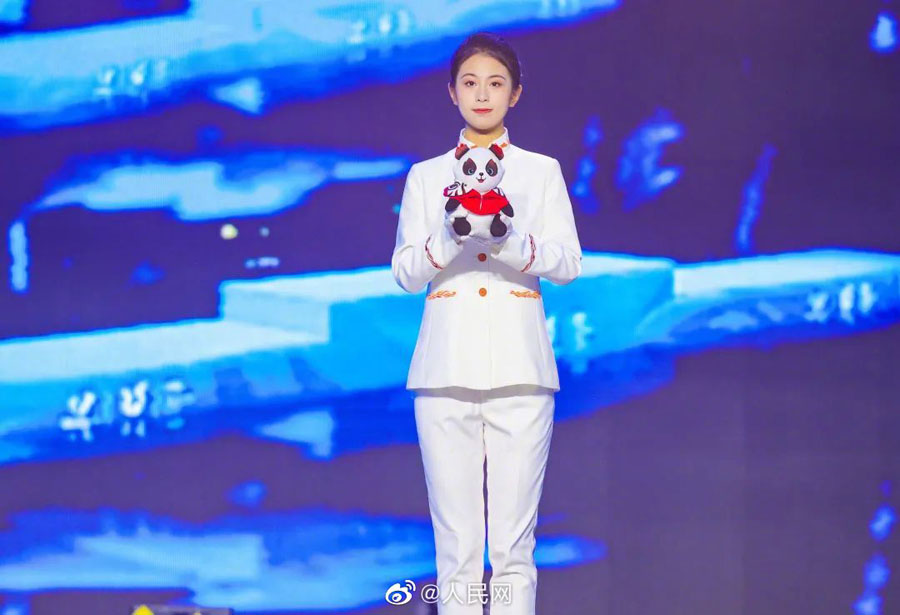 華麗なる転身！三軍儀仗隊(duì)からワールドユニバーシティゲームズ初の女性旗手へ