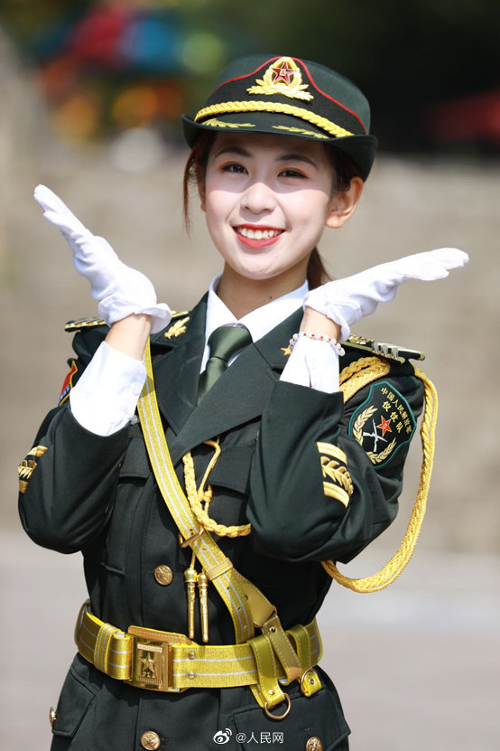 華麗なる転身！三軍儀仗隊(duì)からワールドユニバーシティゲームズ初の女性旗手へ