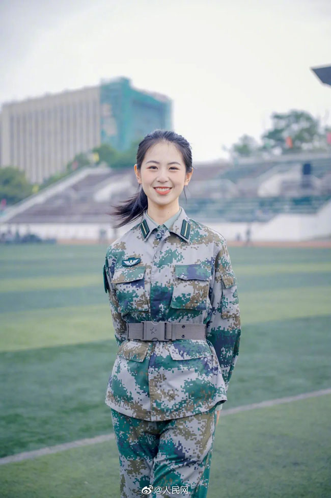 華麗なる転身！三軍儀仗隊からワールドユニバーシティゲームズ初の女性旗手へ