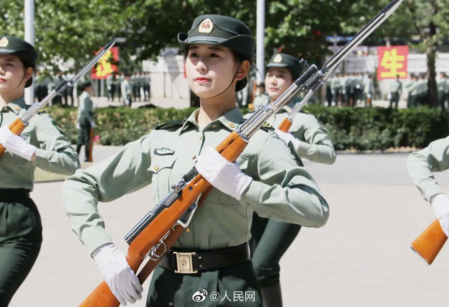 華麗なる転身！三軍儀仗隊(duì)からワールドユニバーシティゲームズ初の女性旗手へ