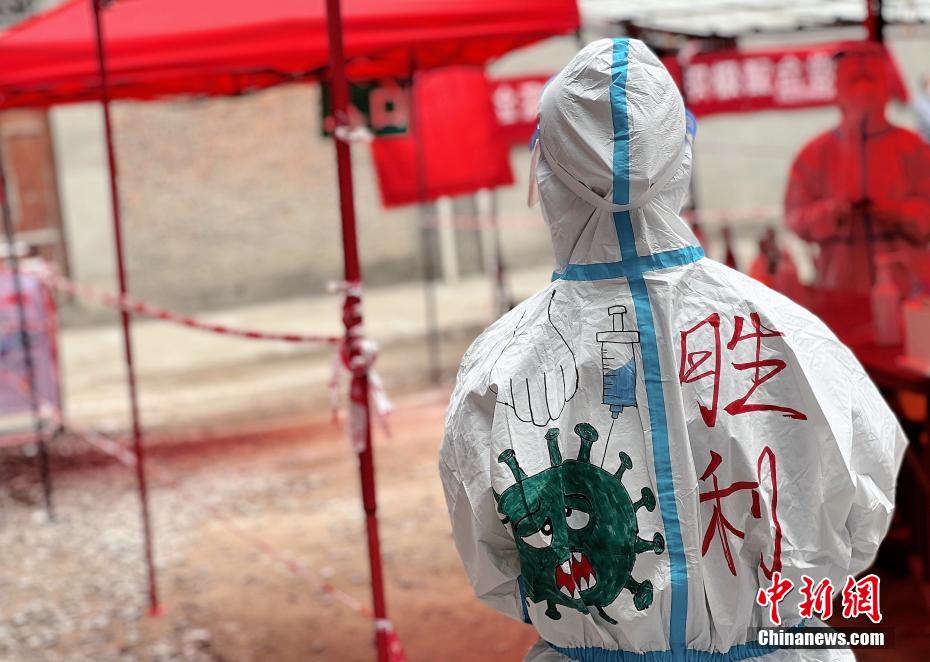 まるでキャンバス？白い防護服に描かれたさまざまなイラスト　福建省