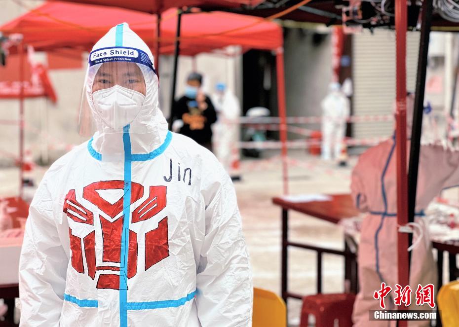 トランスフォーマーのエンブレムが描かれた防護服を著た醫(yī)療従事者（撮影?蔡苑）。