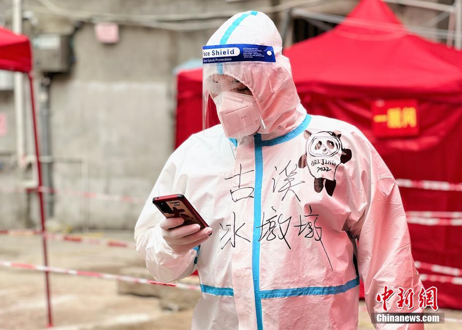 まるでキャンバス？白い防護服に描かれたさまざまなイラスト　福建省