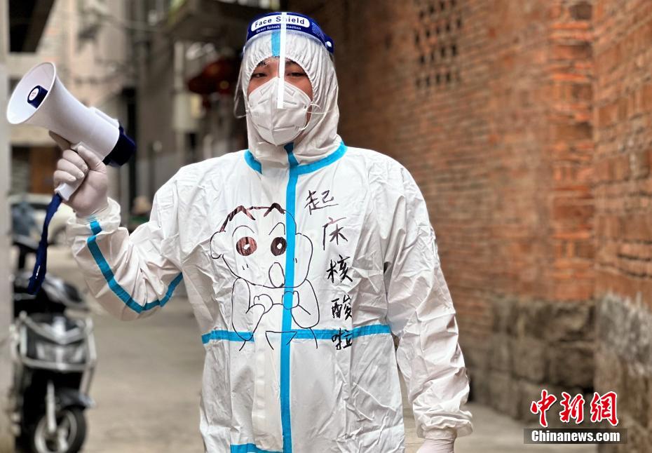 まるでキャンバス？白い防護(hù)服に描かれたさまざまなイラスト　福建省