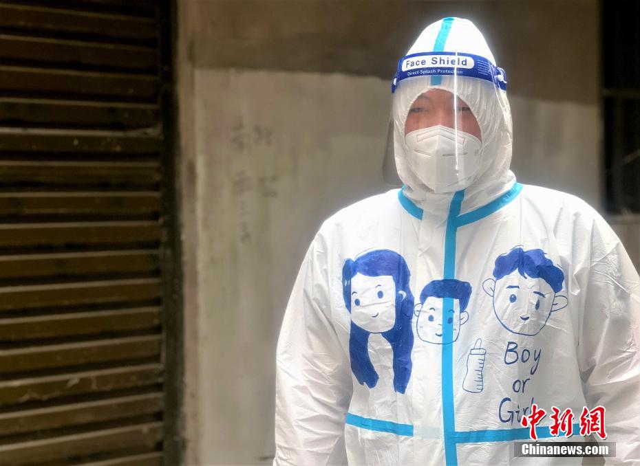 まるでキャンバス？白い防護(hù)服に描かれたさまざまなイラスト　福建省