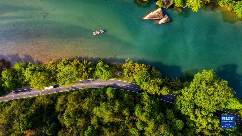 人々を魅了する武夷山の春の景色　福建省