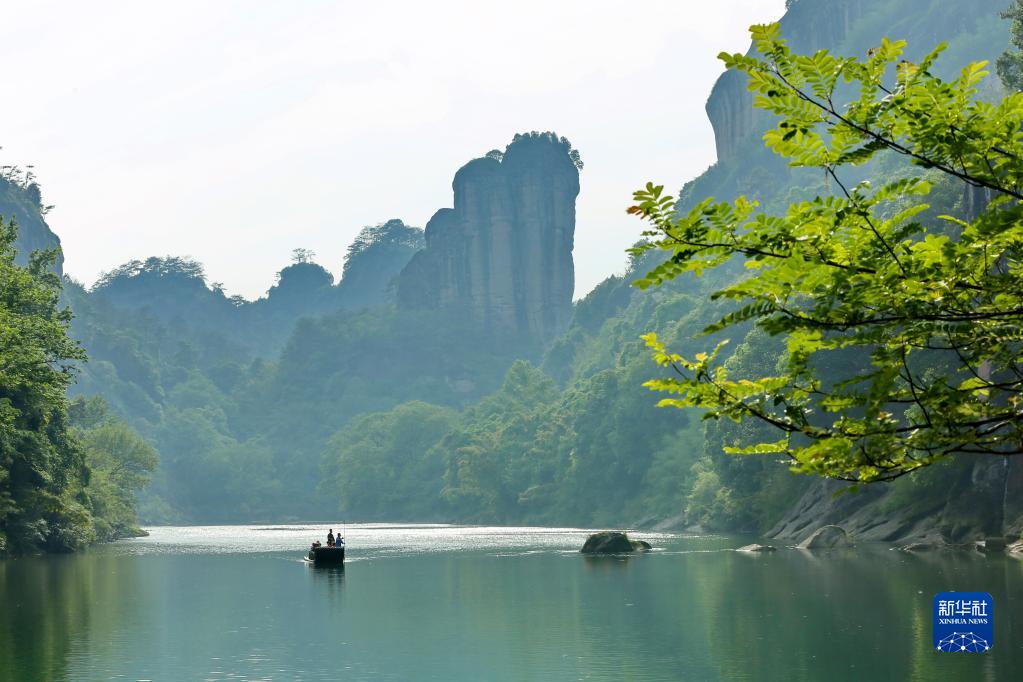 人々を魅了する武夷山の春の景色　福建省