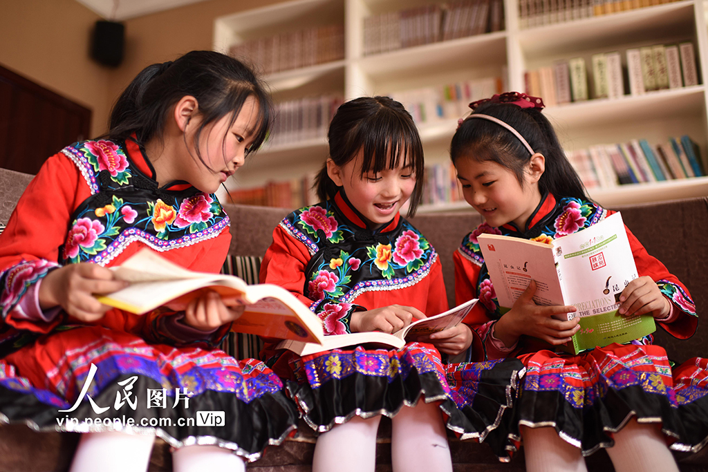 世界本の日に読書を楽しむ中國の人々