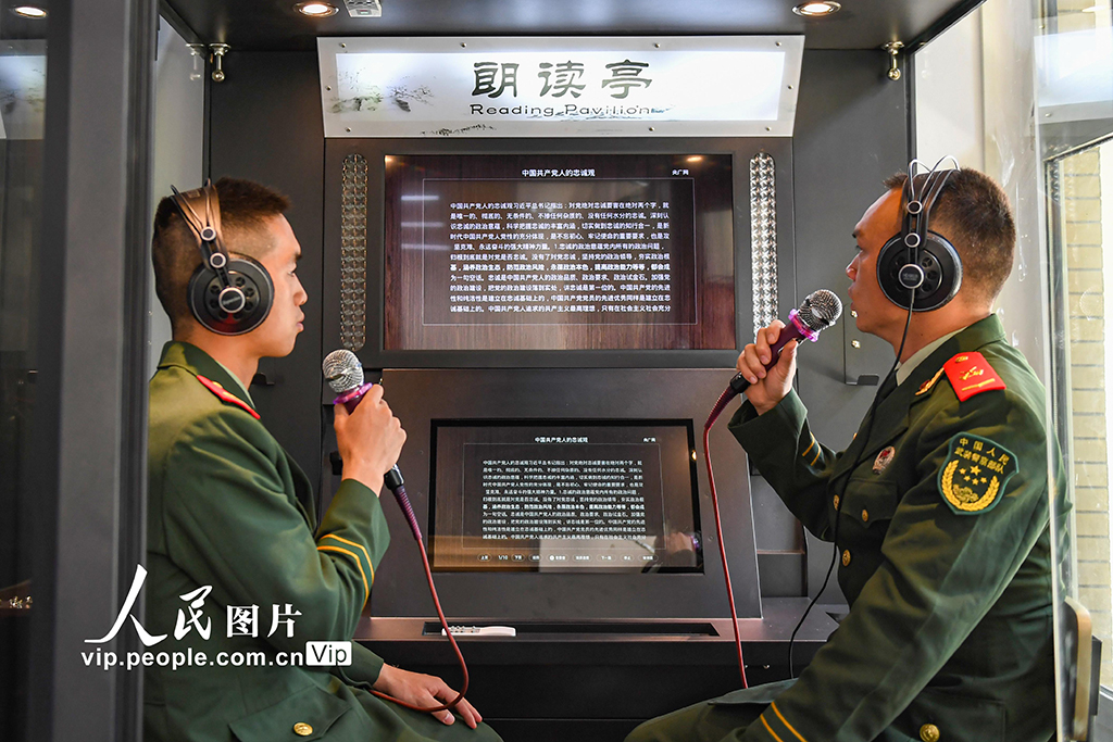 世界本の日に読書を楽しむ中國の人々