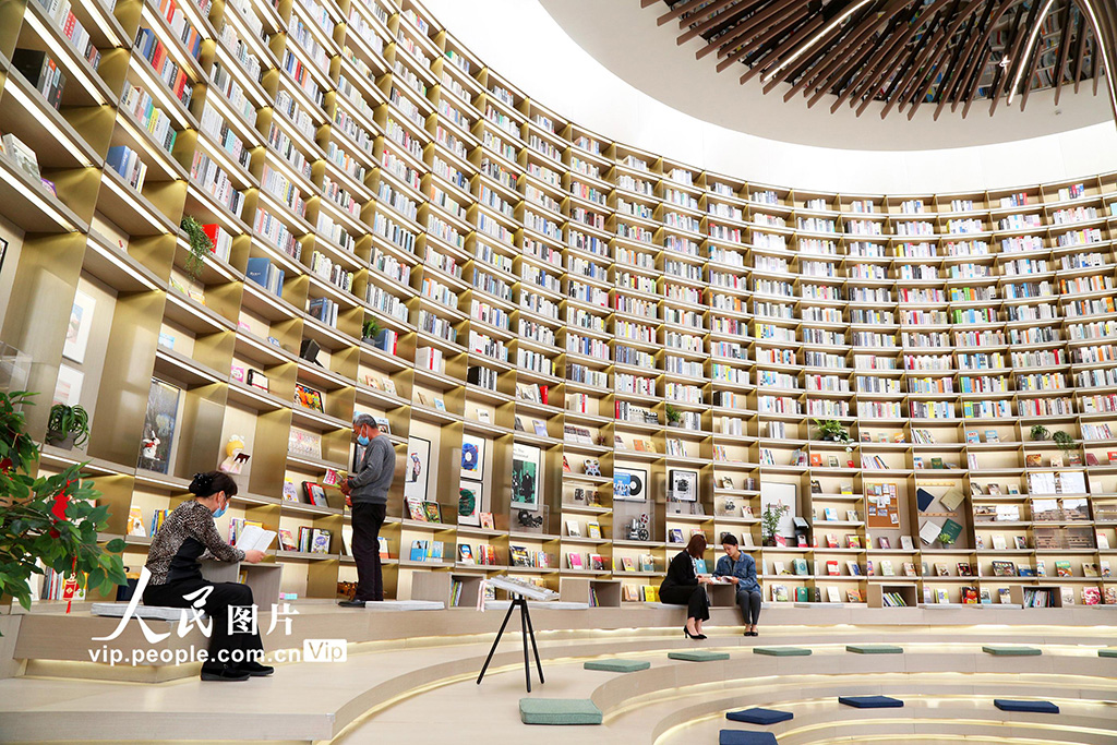 世界本の日に読書を楽しむ中國の人々