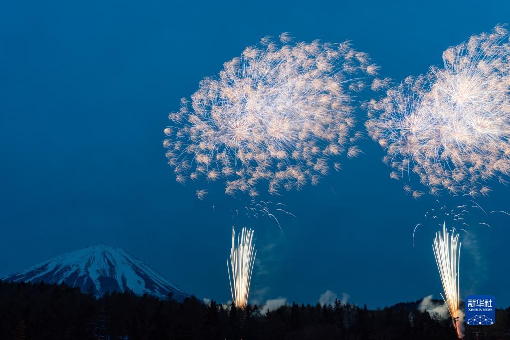「絶景花火」を堪能！日本の山梨県で行われた花火大會(huì)