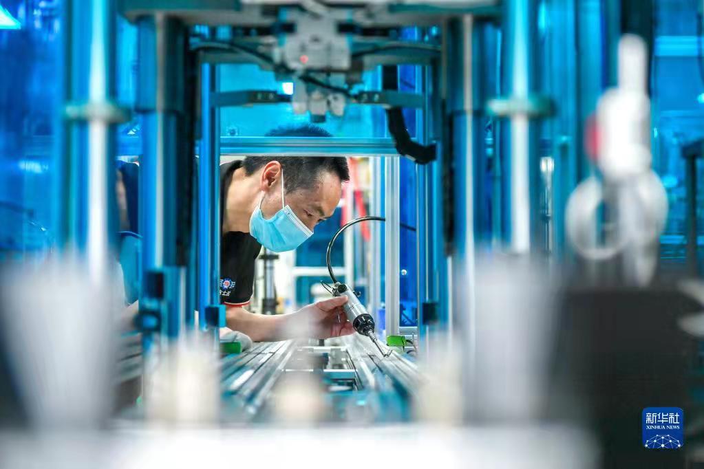 4月25日、浙江省湖州市長興経済技術(shù)開発區(qū)にある浙江吉士達新能源科技有限公司で、新エネルギー車の空調(diào)コンプレッサ部品を加工する技術(shù)職員（撮影?譚雲(yún)俸）。