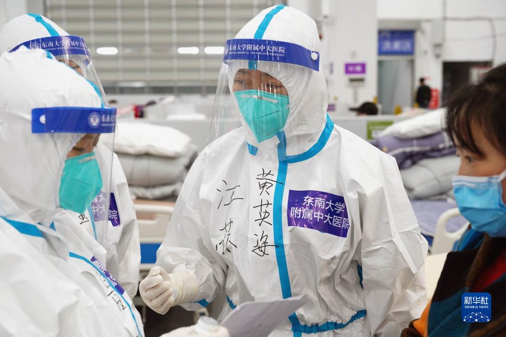 高齢の感染者を?qū)熼Tに受け入れるアップグレード臨時醫(yī)療施設(shè)　上海