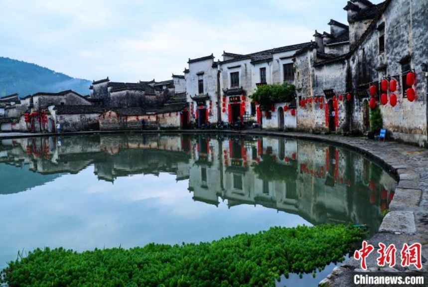 水墨畫のように美しい雨上がりの徽派古村　安徽省