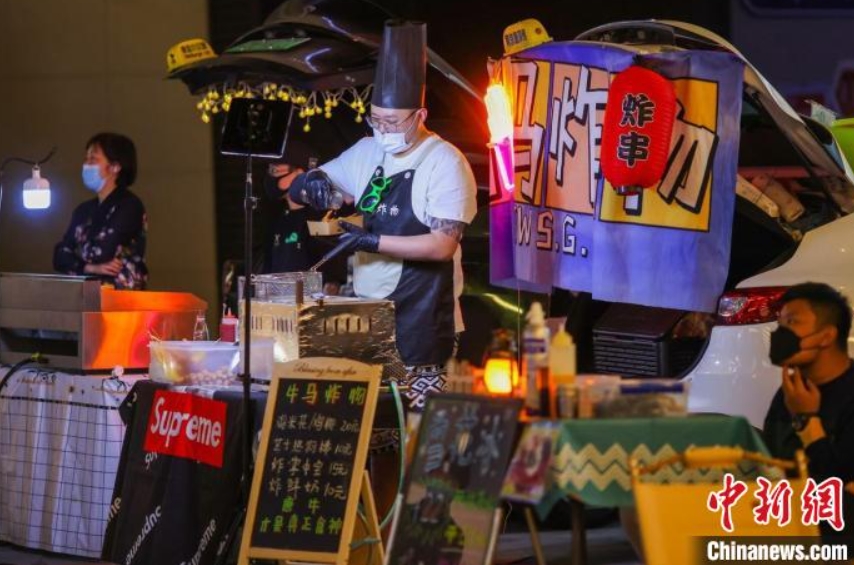 自家用車の後部トランクを屋臺代わりにした「カーブーツセール」（撮影?泱波）。