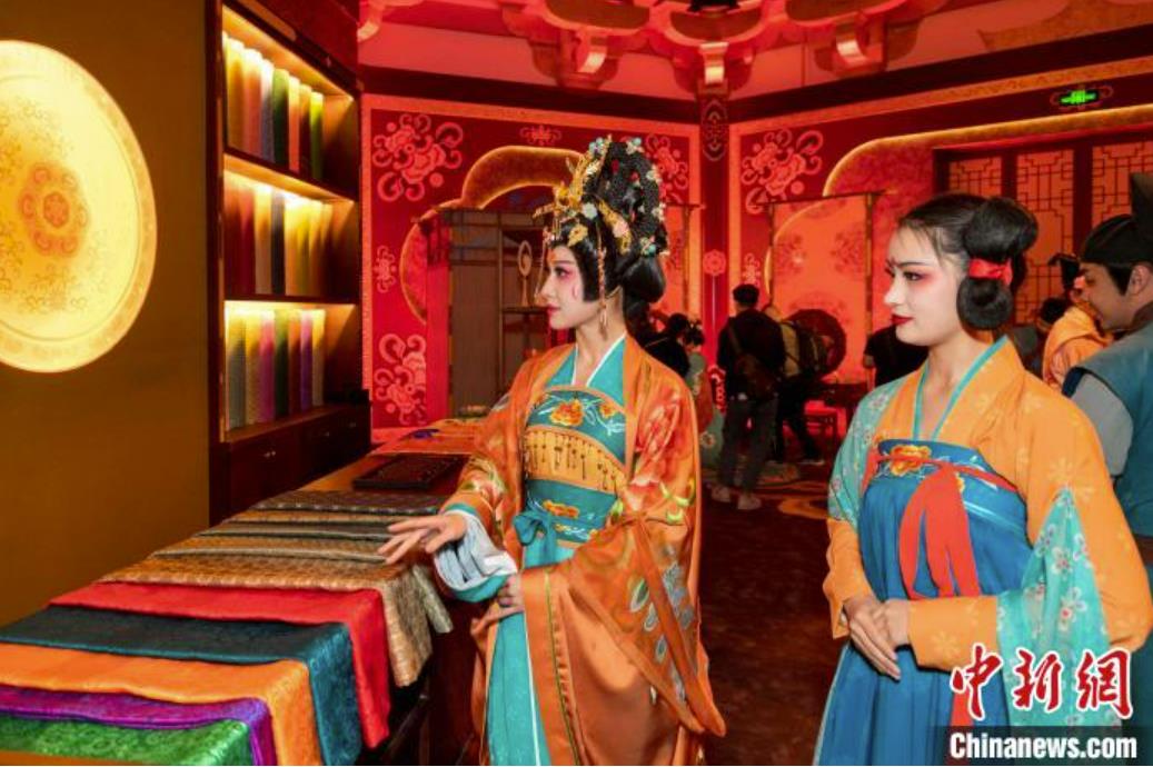 「尋夢(mèng)?芙蓉里」パフォーマンスで、生地を選ぶ「大唐仕女」（寫(xiě)真提供?西安市曲江新區(qū)）。
