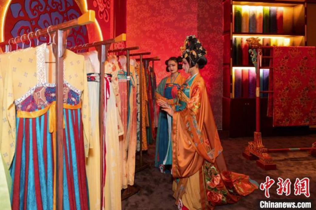 「大唐仕女」と共に長安を楽しむ観光客　陝西省西安