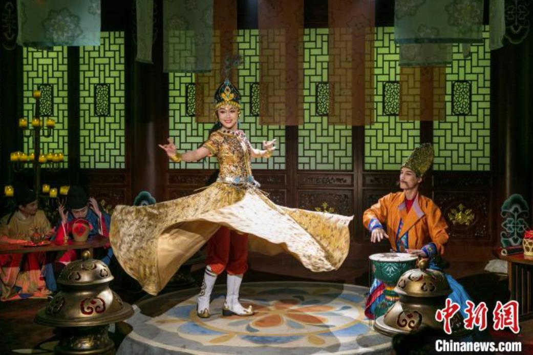 「大唐仕女」と共に長安を楽しむ観光客　陝西省西安