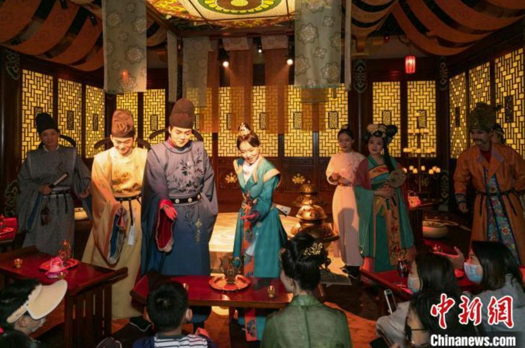 「大唐仕女」と共に長安を楽しむ観光客　陝西省西安