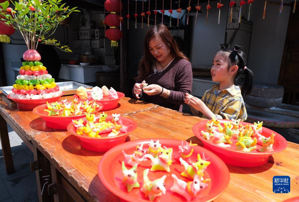 5月3日、米粉を練って「立夏犬」を作る村民（撮影?徐昱）。