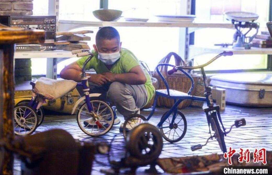 懐かしの品々が並ぶテーマレストラン　新疆