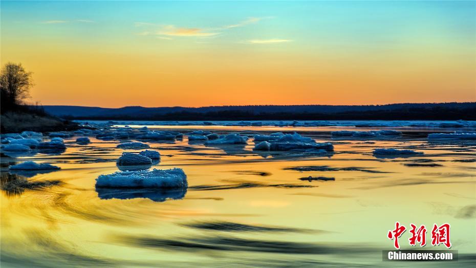 黒竜江省大興安嶺地區(qū)塔河県に広がる美しい浮氷の風(fēng)景（寫(xiě)真提供?塔河県文旅局）。