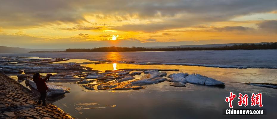 立夏に「雪を踏み、氷を観賞」できる中ロ國(guó)境の小都市　黒竜江省
