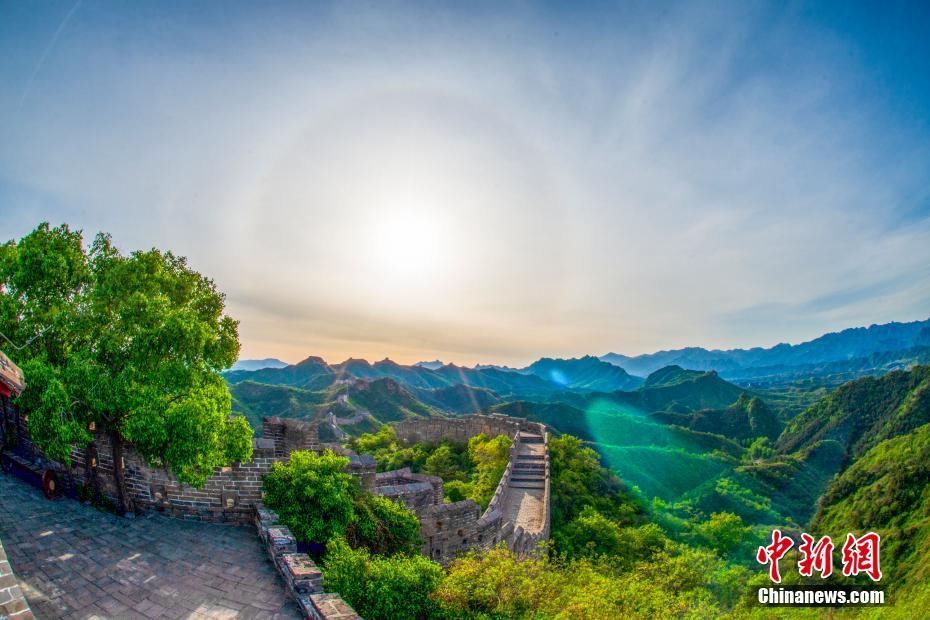 河北省承徳市灤平県にある金山嶺長城の上空に生じた「日暈」現(xiàn)象（5月7日撮影?周萬萍）。