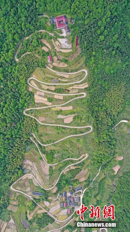 富へと続く道　浙江省仙居に敷設された公道