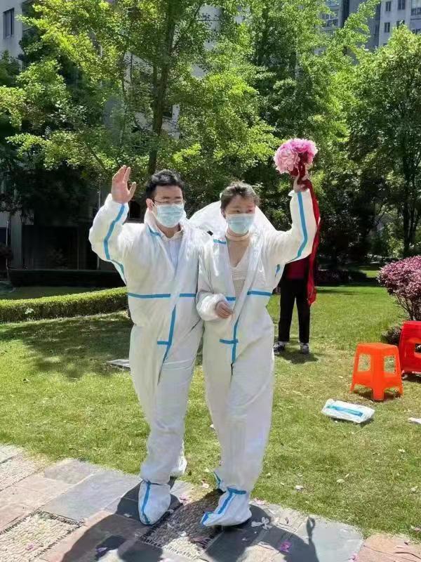 立會人は醫(yī)療従事者！コロナ下の上海市のコミュニティで結(jié)婚式