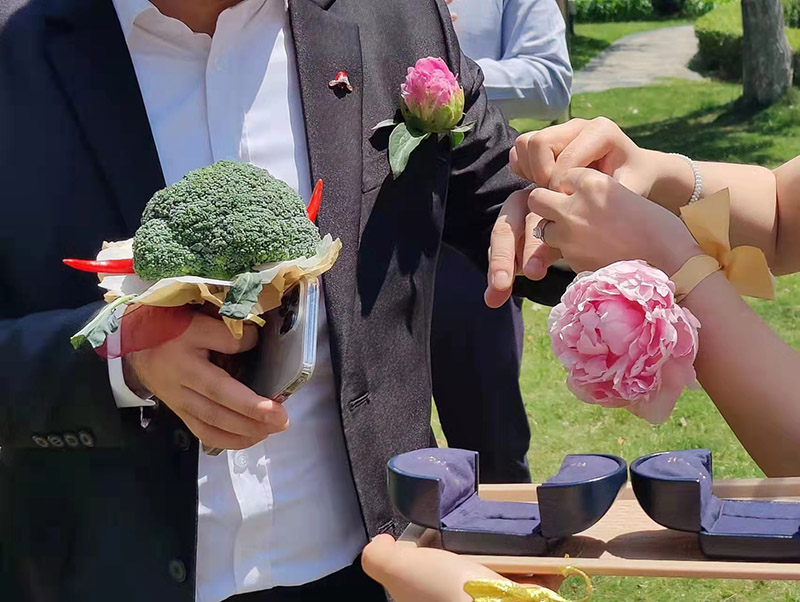 立會人は醫(yī)療従事者！コロナ下の上海市のコミュニティで結(jié)婚式